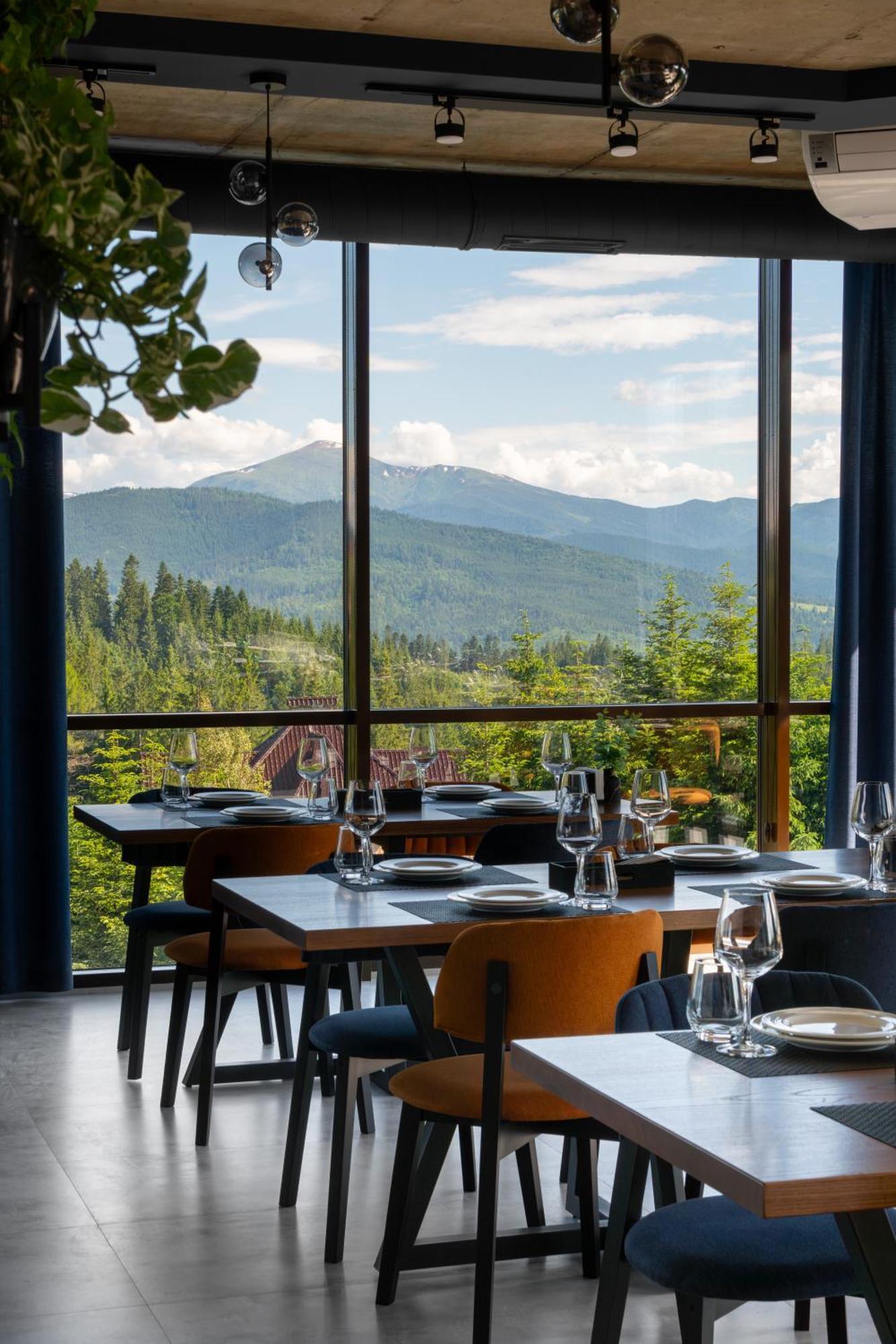 Summit Hotel Yablunytsya Eksteriør billede
